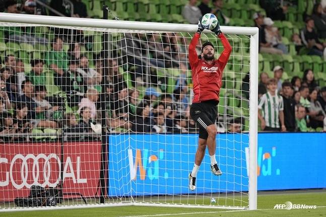 23일 밴쿠버전을 앞두고 몸을 풀고 있는 LAFC 골키퍼 휴고 요리스. /AFPBBNews=뉴스1