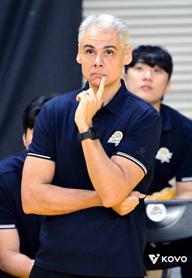 레오나르도 카르발류 KB손해보험 감독. /사진=한국배구연맹 제공