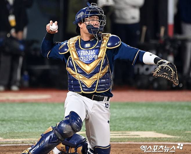 30일 오후 수원KT위즈파크에서 열린 '2023 신한은행 SOL KBO 포스트시즌' NC 다이노스와 KT 위즈의 플레이오프 1차전 경기, 9회말 NC 박세혁이 김형준과 교체 투입되어 경기에 임하고 있다. 엑스포츠뉴스 DB