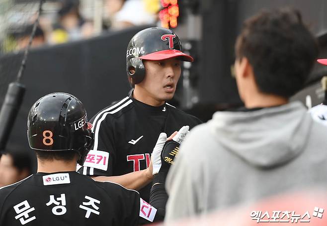 9일 오후 수원케이티위즈파크에서 열린 '2024 신한 SOL Bank KBO 포스트시즌' LG 트윈스와 KT 위즈의 준플레이오프 4차전 경기, 8회초 1사 2,3루 LG 김현수 타석 때 3루주자 최승민이 포일을 틈타 득점을 올린 뒤 더그아웃에서 동료들과 하이파이브를 나누고 있다. 엑스포츠뉴스 DB