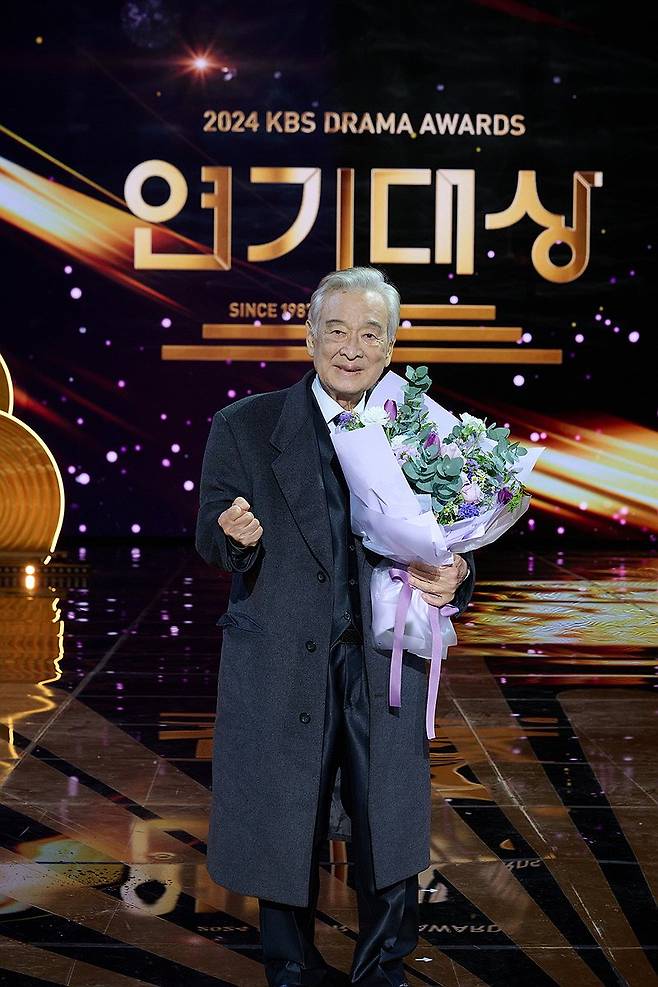 '2024 KBS 연기대상'에서 대상 수상한 배우 이순재 (서울=연합뉴스)  배우 이순재가 KBS 연기대상을 거머쥐었다. KBS 역대 최고령 대상 수상자다. 
    이순재는 11일 오후 9시 20분부터 12일 새벽까지 방영된 '2024 KBS 연기대상'에서 대상 수상자로 호명됐다. 
    이순재는 KBS 2TV 드라마 '개소리'에서 개의 목소리를 듣게 된 원로 배우를 연기했다. 드라마는 자체 최고 시청률 4.6％를 기록했다. 2025.1.12 photo@yna.co.kr