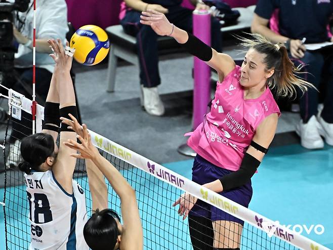 공격하는 흥국생명의 레베카(오른쪽) [한국배구연맹 제공. 재판매 및 DB 금지]
