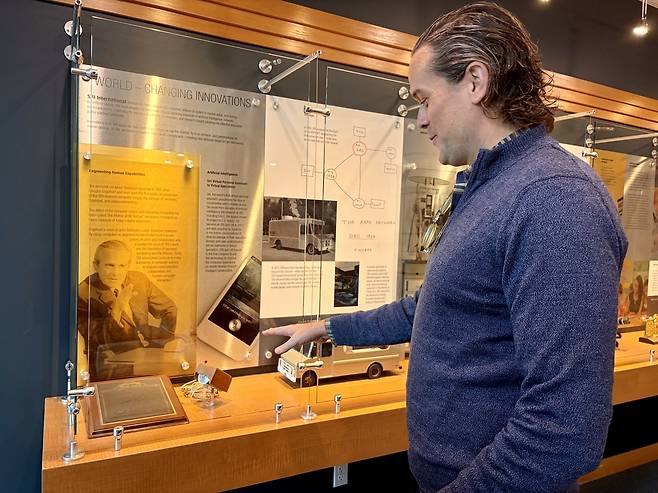 SRI 기술 소개하는 스타비시 부사장 (멘로파크[美캘리포니아주]=연합뉴스) 권영전 특파원 = 토드 스타비시 미국 SRI 벤처스 부사장이 지난 20일(현지시간) 캘리포니아주 멘로파크에 위치한 SRI 인터내셔널 본사에서 SRI가 처음으로 개발한 컴퓨터용 마우스를 소개하고 있다. SRI는 글로벌혁신연구소(GIL)과 전략적 파트너십을 맺고 한국 시장에 기술 상업화 거점을 마련한다고 밝혔다.