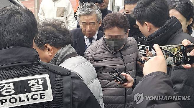 장애 영아 살해 사건 공모 산부인과 의사 영장실질심사 (청주=연합뉴스) 청주에서 발생한 장애 영아 살해 사건과 관련해 친모와 범행을 공모한 산부인과 의사가 26일 구속 전 피의자 심문(영장실질심사)을 마치고 법정을 빠져나가고 있다. 2024.11.26  [독자제공. 재판매 및 DB금지]