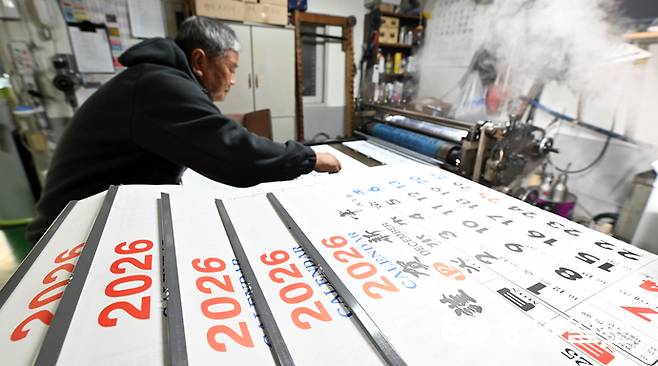 3일 오전 수원시 장안구의 한 인쇄소에서 관계자가 2026년 병오년 달력을 제작하고 있다. 노민규기자