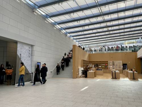 2층 높이의 밝고 넓은 아트리움 공간, 대화를 나누는 사랑방이자 여유의 안마당이다. 매일신문DB