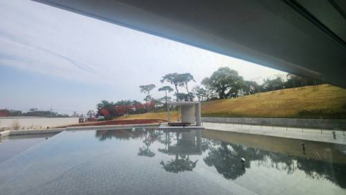 지하1층 마지막 전시실을 나오면 큰 창으로 펼쳐지는 물의 정원과 소나무 언덕. 매일신문DB