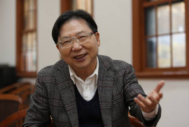 독도가수 서희 씨가 독도를 노래한 지난 20년 인생 이야기를 둘려주고 있다. 김도훈 기자