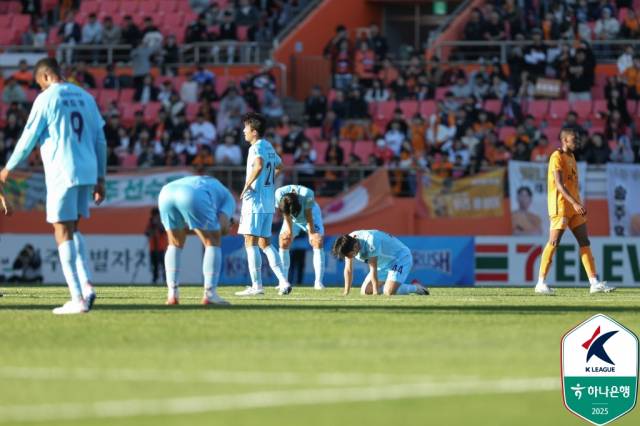 프로축구 K리그1 대구FC 선수들이 23일 제주월드컵경기장에서 열린 제주 SK와의 2025 하나은행 K리그1 2025 37라운드 원정에서 1-1로 비긴 뒤 그라운드에서 숨을 몰아쉬고 있다. 연합뉴스
