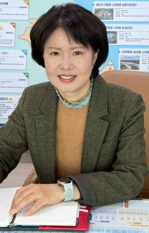 이현주 포항시 농업기술센터소장이 26일 경북매일신문과 인터뷰하면서 치유농업의 성과와 목표를 설명하고 있다.