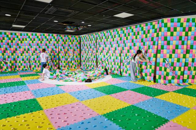 '위기의 계절을 넘어 II-디그리쇼 2025' 공모에 선발된 경성대 배수빈 학생의 '인(忍)' 설치 작품. 때수건, 비슬론 지퍼, 광목 천, 털실, EVA매트, 염색된 자갈, 카페트, 모니터, 단채널 영상(7분 5초) 등으로 구성된다. 디그리쇼 제공