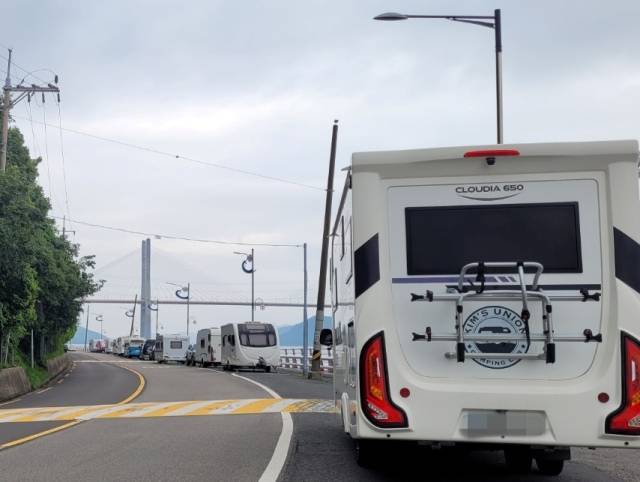 지난해 경남 창원시 성산구 귀산 해안도로변에 장기 주차된 캠핑카·카라반 모습. 이 기사와는 무관. 부산일보DB