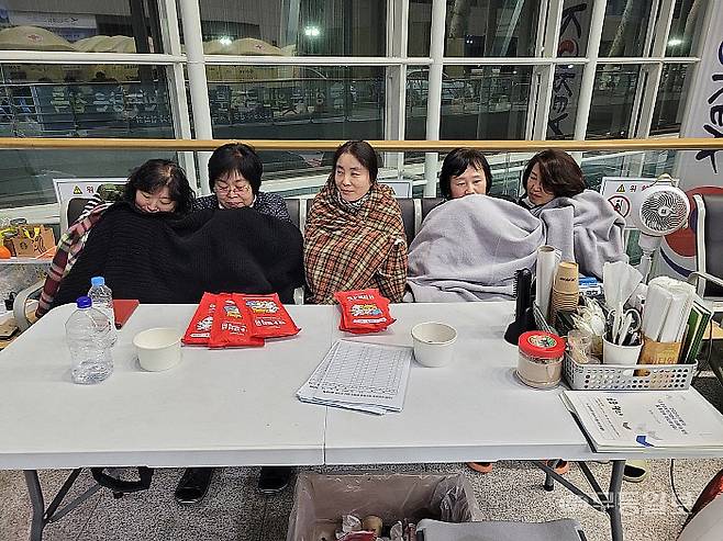 진상규명을 촉구하며 무안국제공항 2층 쉘터에 상주하는 12·29 무안공항 제주항공 여객기 참사 유가족들이 담요를 두른 채 추위에 떨고 있다. 유가족들은 11월 초부터 난방 가동을 요구했으나, 공항 측은 여건상 어렵다며 응하지 않았다. 12·29 무안공항 제주항공 여객기 참사 유가족 협의회 제공