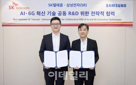 삼성전자와 SK텔레콤은 6G 이동통신 기술 선도를 위한 업무협약(MOU)을 체결하고 인공지능 기반 무선접속망(AI-RAN) 공동 연구를 본격화한다고 26일 밝혔다. 류탁기 SKT 네트워크기술담당(왼쪽)과 정진국 삼성리서치 차세대통신연구센터장이 협약을 맺은 후 기념촬영을 하고 있다.(사진=SKT)