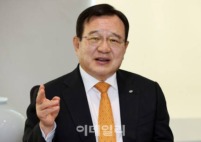김영진 회장은 한독의 창업자인 고(故) 김신권 회장의 아들이다. 대학에서 경영학을 공부한후 교수를 꿈꿨다. 하지만 꿈을 접고 한독에 입사해 독일 훽스트에서 2년, 한독약품에서 20년간 현장을 다진 후 한독 2대 회장에 올랐다. 그는 “다시 태어나면 뭐할 거냐고 누가 물어보더라. 그래서 제약은 다신 안 한다고 했다”며 큰 소리로 웃었다. 2세 경영자로 순조로운 인생을 살았을 거 같지만, 현실은 그다지 녹록지 않았다. 그의 반전 이야기가 궁금해졌다.(사진=방인권 기자)