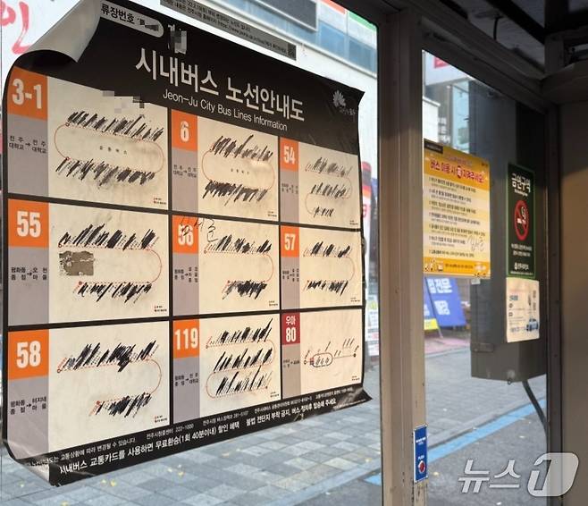 전주시 덕진구 한 버스정류장 노선안내도에 낙서가 돼 있다.(SNS 갈무리)