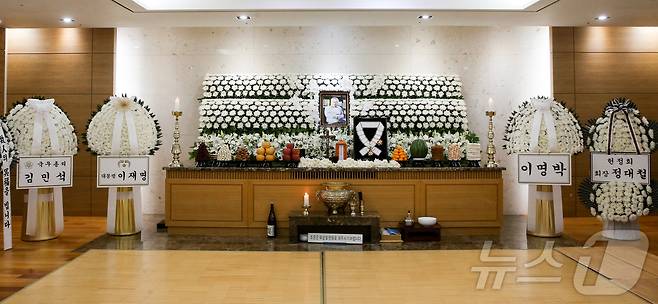 향년 91세를 일기로 별세한 원로 배우 겸 이순재 전 국회의원의 빈소가 지난 25일 서울아산병원 장례식장에 마련된 가운데 정부가 故 이순재에게 추서한 금관문화훈장이 빈소에 놓여있다. 2025.11.26/뉴스1 ⓒ News1 사진공동취재단