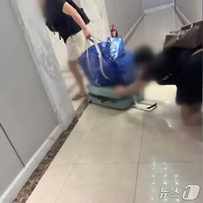 A 씨를 살해하고 파란색 가방에 시신을 넣어 옮기고 있는 B 씨와 C 씨.(베트남 플러스 제공. 재판매 및 DB 금지)2025.11.26/뉴스1