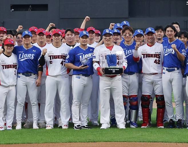 지난 9월10일 광주-기아 챔피언스 필드에서 열린 삼성과 KIA의 2025 KBO리그 경기에 앞서 오승환 은퇴투어 행사 후 단체 기념촬영 모습. 사진 | 삼성 라이온즈