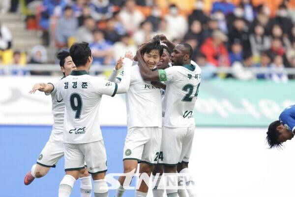 전반 종료 직전 김민우 선수의 선제골 후 환호 장면/사진=김포FC