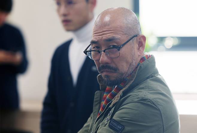 한국프로축구연맹 상벌위원회 기다리는 마이클 김 디렉터
(서울=연합뉴스) 김성민 기자 = 마이클 김 전북 현대 디렉터가 19일 서울 종로구 축구회관에서 열린 프로축구 K리그1 전북 현대 타노스 코치의 '손동작 논란' 한국프로축구연맹 2025년 제14차 상벌위원회를 대리인 출석하기 위해 기다리고 있다.
타노스 코치는 지난 8일 대전하나시티즌과의 경기에서 눈을 가리키는 행동으로 인종차별 논란에 휩싸였다. 2025.11.19