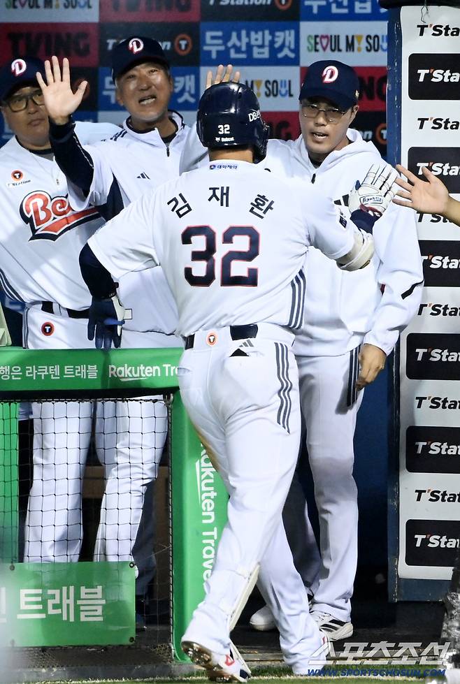 25일 잠실야구장에서 열린 한화와 두산의 경기, 5회말 1사 1,3루 두산 김재환이 3점홈런을 치고 조성환 감독대행의 환영을 받고 있다. 잠실=허상욱 기자wook@sportschosun.com/2025.09.25/