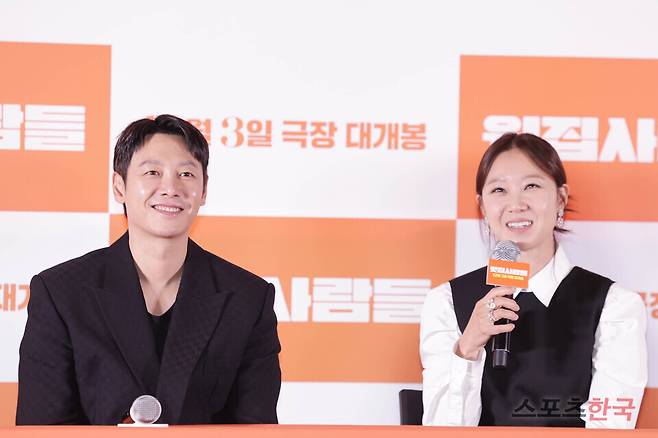 영화 '윗집 사람들' 언론시사회에 참석한 배우 김동욱, 공효진. 25.11.25 ⓒ이혜영 기자 lhy@hankooki.com