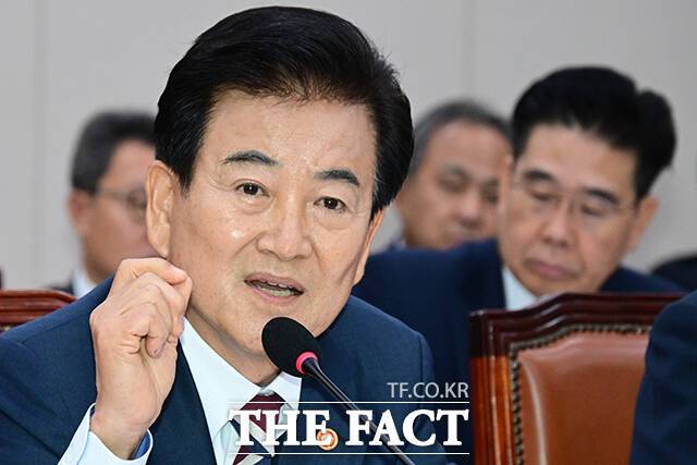정동영 통일부 장관은 25일 "미국의 승인과 결재를 기다리는 관료적 사고로는 해결할 수 없다는 게 한반도 문제의 특징"이라며 '자기 결정권'을 강조했다. 시기상으로 이재명 대통령이 상황과 조건에 따른 한미 연합군사훈련 조정 가능성을 시사한 직후다. /남윤호 기자