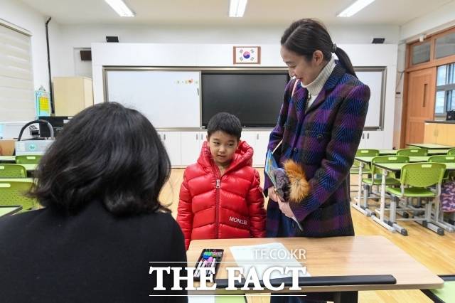 사진은 2024학년도 초등학교 신입생 예비소집에 참석한 어린이와 학부모. /더팩트 DB