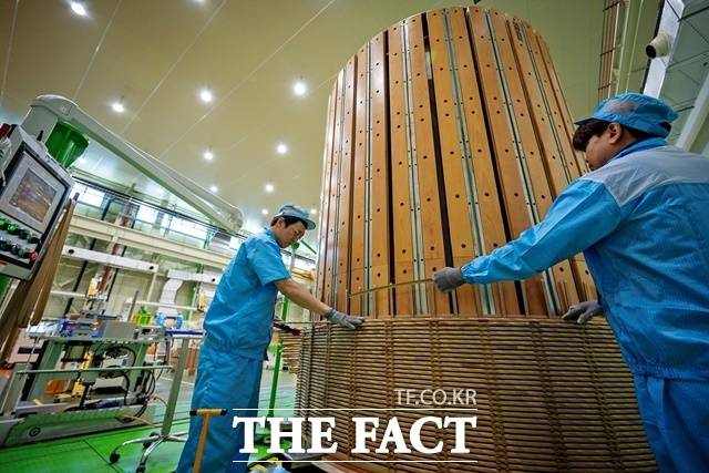 LS일렉트릭은 26일 미국 초대형 민간 전력 유틸리티 회사와 4598억원 규모의 초고압 변압기 공급 계약을 체결했다고 밝혔다. LS일렉트릭 부산 사업장에서 작업자가 초고압 변압기 권선 공정을 진행하는 모습. /LS일렉트릭