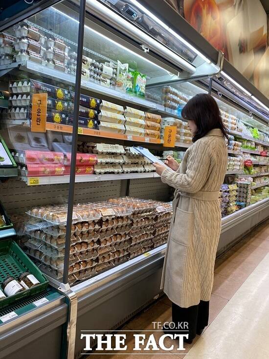 대구시 보건환경연구원 직원이 대형마트에서 구운계란의 품질 상태를 살펴보고 있다. /대구시