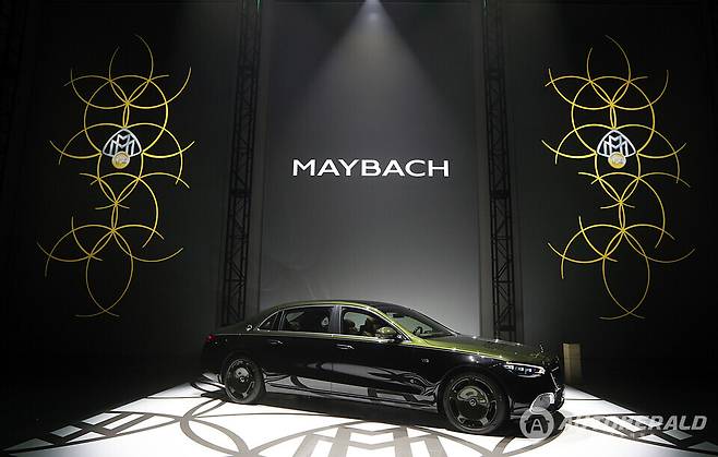 벤츠코리아가 V12 엔진의 전통을 기념하는 한정판 모델 '메르세데스-마이바흐 V12 에디션'을 국내 시장에 공식 출시한다(벤츠 제공)