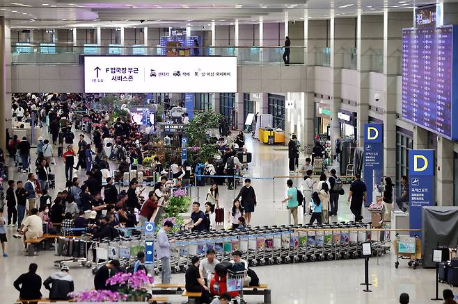 인천국제공항 입국장이 여행객들로 북적이고 있다. /뉴스1