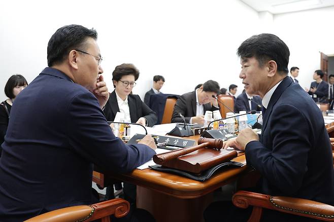문진석 더불어민주당 원내수석(오른쪽)과 유상범 국민의힘 원내수석이 25일 서울 여의도 국회 운영위원회에서 열린 국회운영위원회 예산결산심사소위원회에서 대화하고 있다. /뉴스1