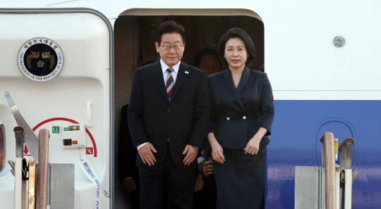 주요 20개국(G20) 정상회의 참석을 계기로 아프리카·중동 4개국 순방을 마친 이재명 대통령과 김혜경 여사가 26일 성남 서울공항에 도착한 공군 1호기에서 내리고 있다. 연합뉴스