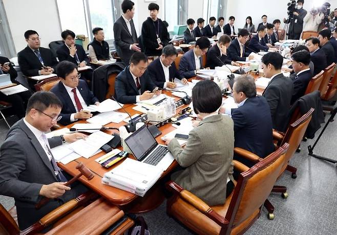 한병도 국회 예산결산특별위원장이 지난 17일 오전 서울 여의도 국회에서 열린 제1차 예산안등조정소위원회에서 의사봉을 두드리고 있다. ⓒ뉴시스