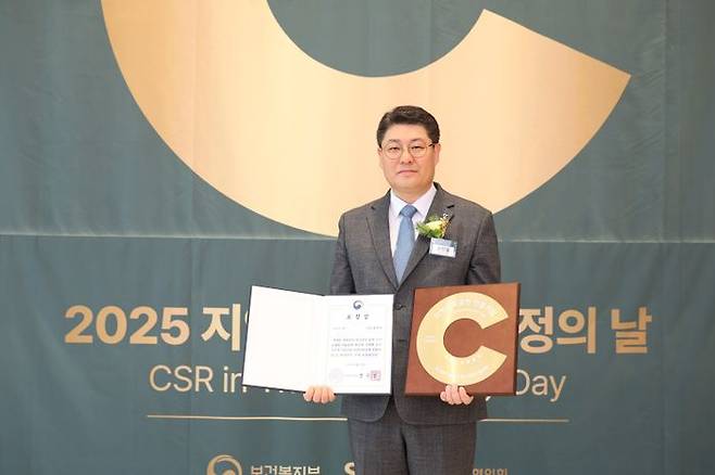 iM금융지주가 '2025지역사회공헌 인정의 날'에서 7년 연속 지역사회공헌 인정기업 선정과 함께 보건복지부 장관 표창을 받았다.ⓒiM금융지주