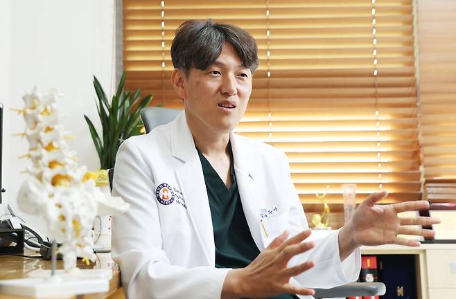 유방 서울바른병원 원장이 양방향 척추 내시경 수술에 대해 설명하고 있다. 유 원장은 다년간 척추관협착증 치료에 척추 내시경 수술을 집도한 척추 전문의다. 신원건 기자 laputa@donga.com