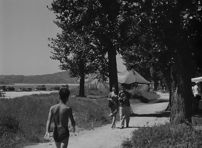 1958년 개봉한 영화 ‘지옥화’ 속 뚝섬유원지 산책로 장면. 1930년대부터 약 30년 동안 인기 있는 피서지였던 뚝섬의 1950년대 풍경을 생생히 보여준다. 사진 출처 한국영상자료원