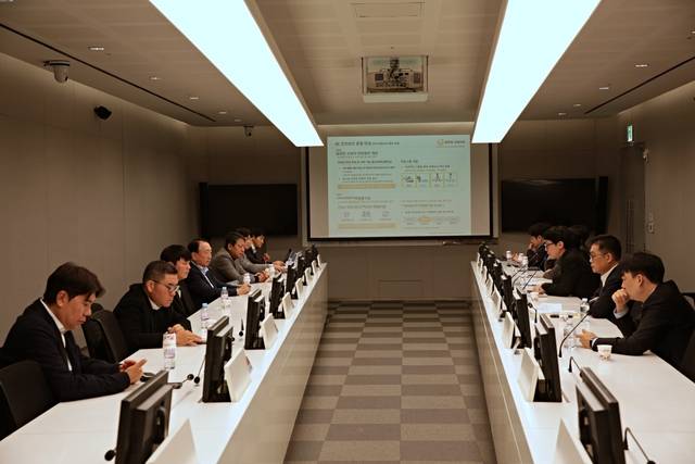 ㈜한화 건설부문이 25일 진행한 공종별 협력사 간담회에서 노동안전 관리방안이 소개되고 있다. [㈜한화 건설부문 제공]