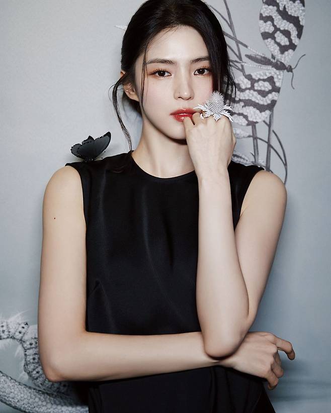 ‘Composition N°5’의 엉겅퀴 더블 핑거 링과 ‘Composition N°1’의 나비 숄더 브로치를 착용한 배우 한소희.