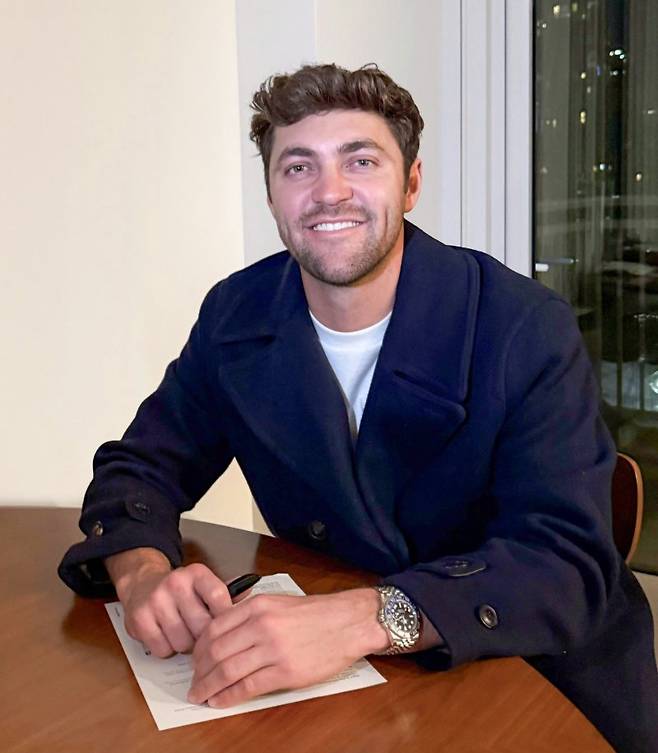 프로야구 KIA 타이거즈는 26일 외국인 투수 제임스 네일과 총액 200만달러(계약금 20만, 연봉 160만, 옵션 20만 달러)에 계약했다고 밝혔다.KIA 타이거즈 제공