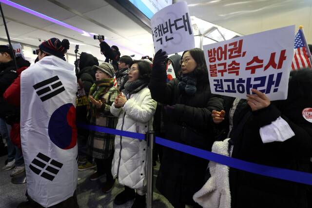 ‘윤석열 방어권 안건’이 상정된 전원위원회가 열리기로 한 2025년 2월10일 오전, 인권위 1층 로비에서 윤석열 지지자들이 ‘윤 대통령의 불구속 수사 권고’를 요구하며 모여있다. 김영원 기자 forever@hani.co.kr