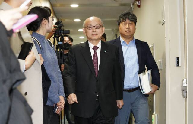 2025년 2월10일, 안창호 위원장이 인권위 14층 전원위원회실로 입장하고 있다. 공동취재사진