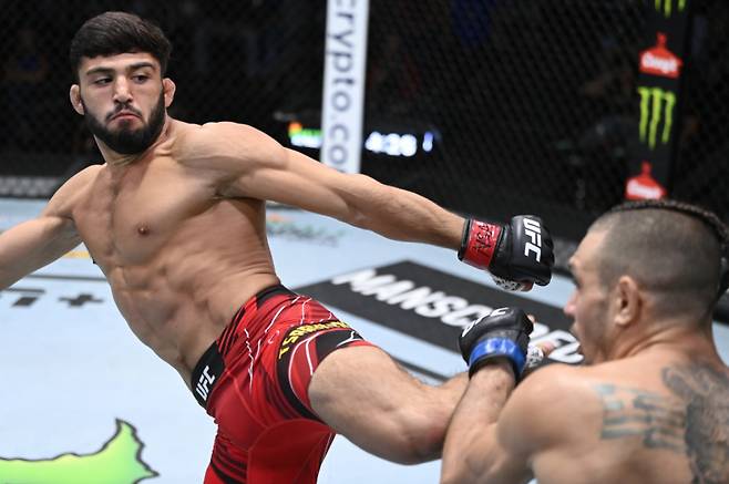 아르만 사루키안(왼쪽). 사진=UFC