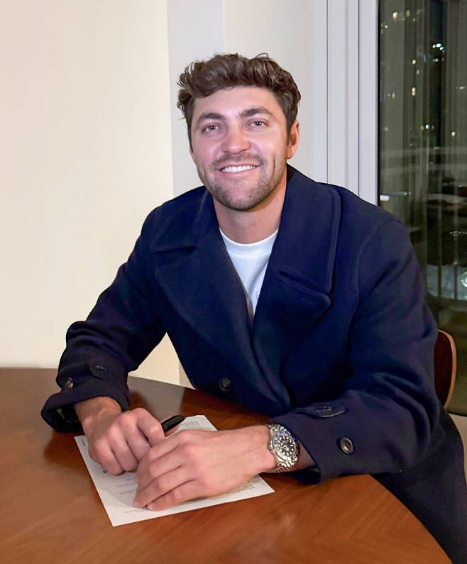 2026년 계약서에 사인한 네일. 사진=KIA 제공