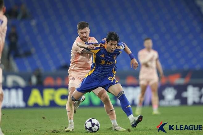 울산 최석현이 26일 울산문수축구경기장에서 열린 부리람과의 2025~26 ACLE 리그스테이지 5차전 중 볼 경합을 벌이고 있다. 사진=프로축구연맹