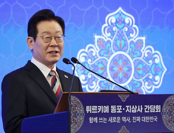 튀르키예를 국빈 방문 중인 이재명 대통령이 25일(현지시간) 앙카라의 한 호텔에서 열린 동포·지상사 간담회에서 발언하고 있다. 2025.11.25 [사진=연합뉴스]