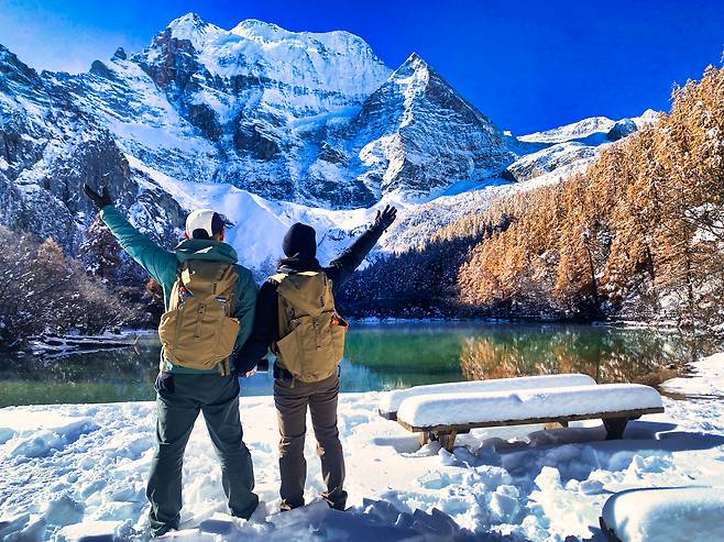 주오마라추오 호수에 비친 시엔나이르산의 그림 같은 풍경. 우리 부부도 간만에 기념사진을 남겼다.