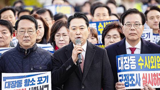 장동혁 국민의힘 대표(가운데)가 17일 ‘대장동 항소포기 외압 진상규명 국정조사 촉구 기자회견’에서 발언하고 있다. 뉴스1